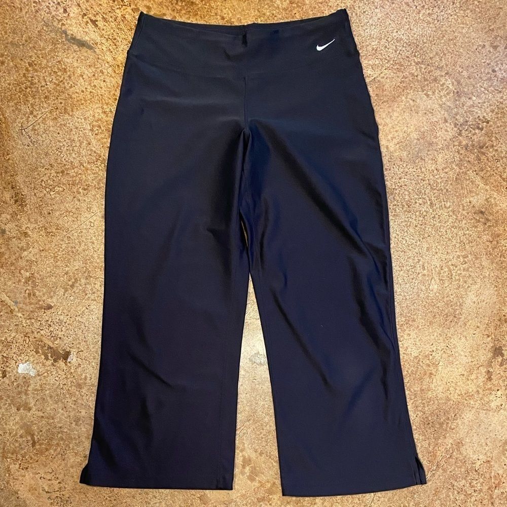 NIKE Fit Dry moisture wicking‎ wide leg high waist cropped yoga pants